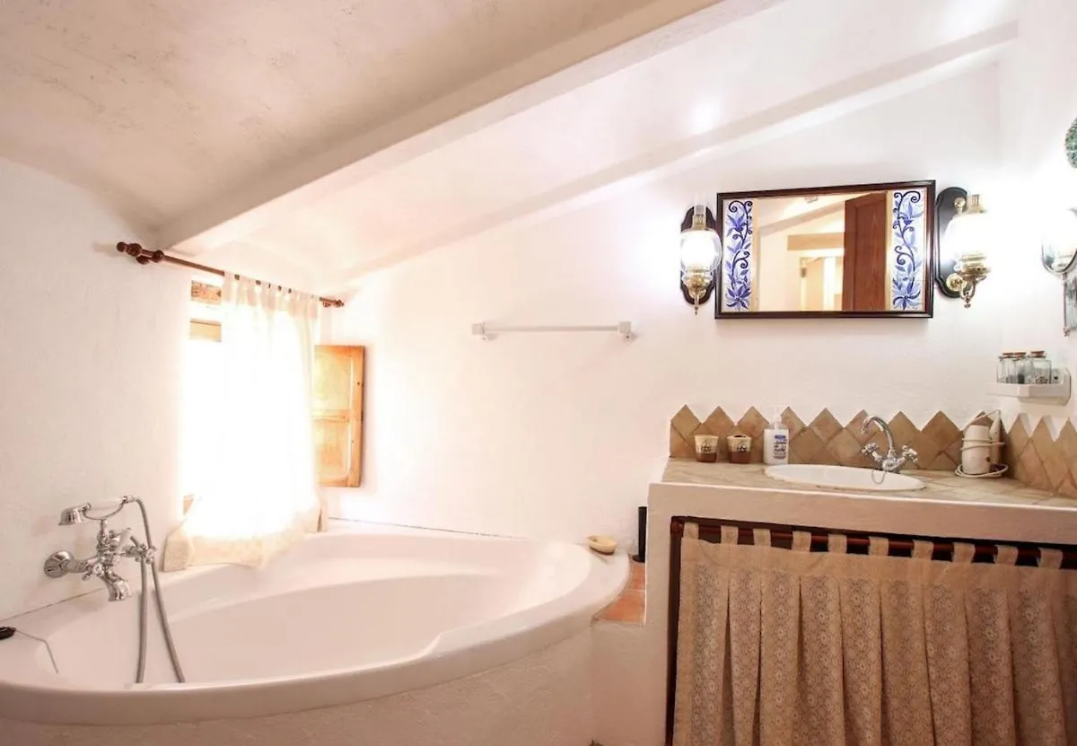 Traditional 3-Bedroom Semi-Detached House With Pool Located In The Historic Pollensa Town Center By Renthousing 西班牙