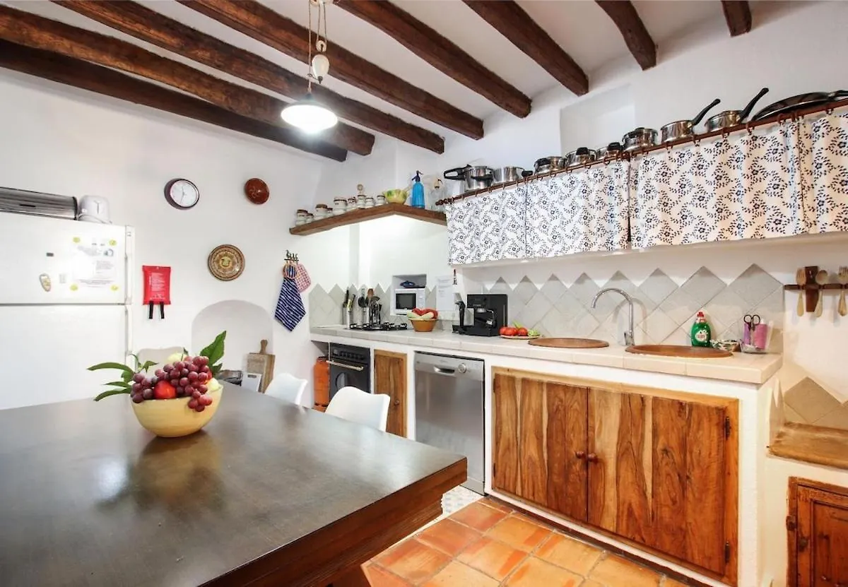 Traditional 3-Bedroom Semi-Detached House With Pool Located In The Historic Pollensa Town Center By Renthousing 度假居