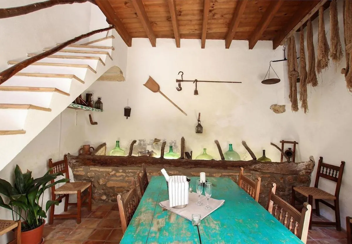 Traditional 3-Bedroom Semi-Detached House With Pool Located In The Historic Pollensa Town Center By Renthousing 西班牙