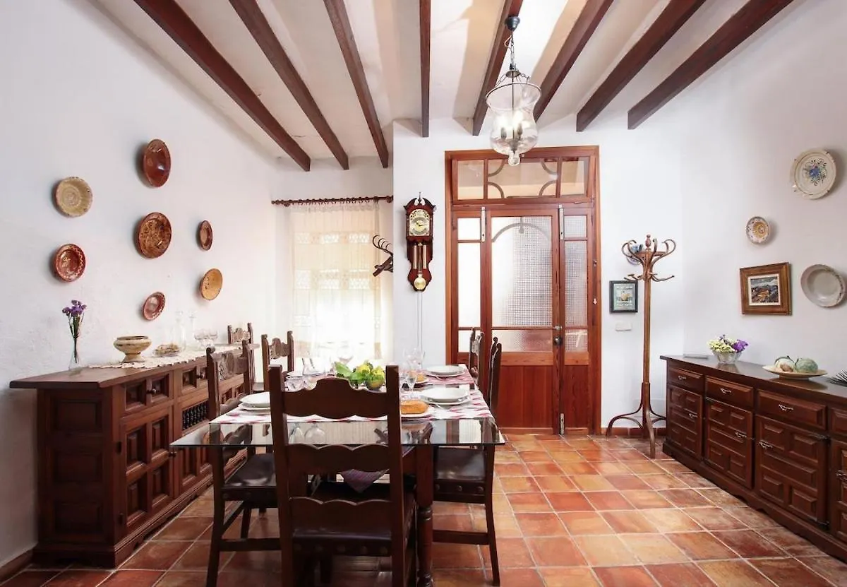 Traditional 3-Bedroom Semi-Detached House With Pool Located In The Historic Pollensa Town Center By Renthousing 度假居 波连斯萨